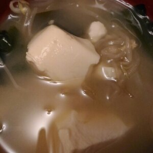 豆腐ともやしとわかめの味噌汁